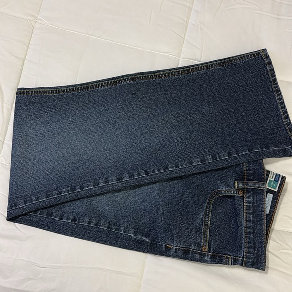 EUC Old Navy boot cut stretch jeans. Size 12 - Picture 3 of 5